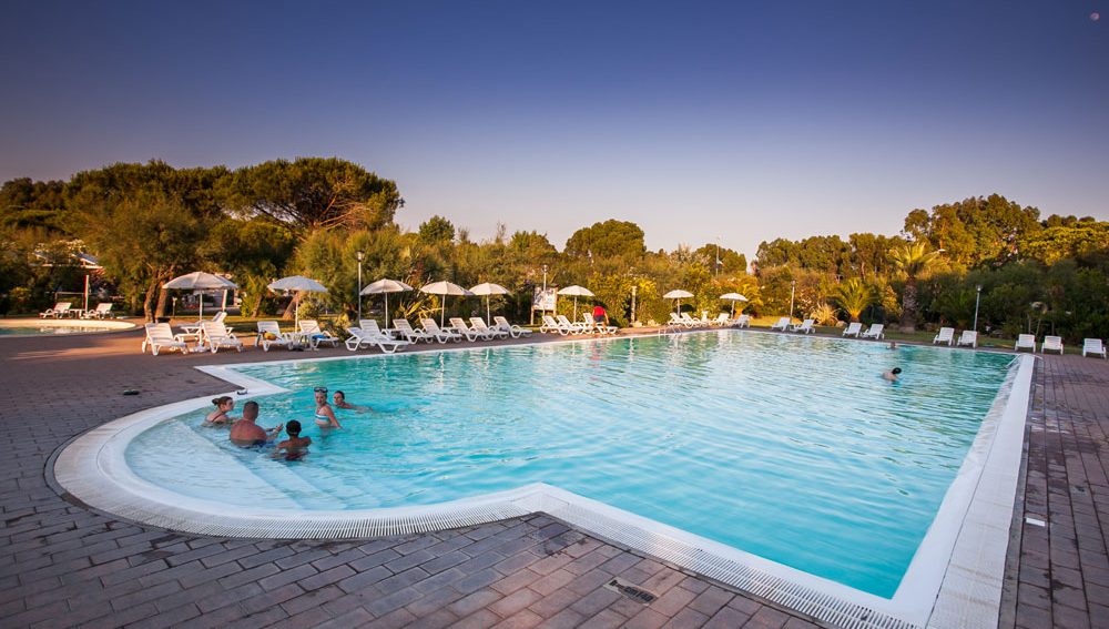 campeggio con piscina a cecina
